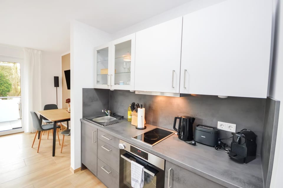 Coffee/tea facilities, Kitchen or kitchenette, Dining area, oven, stove, toaster
