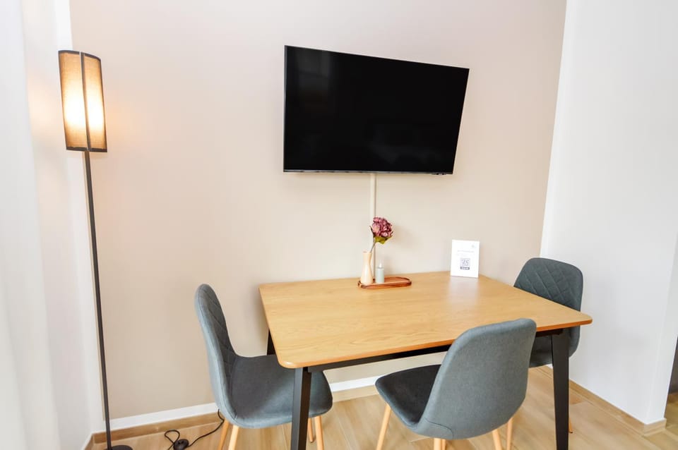 TV and multimedia, Living room, Seating area, Evening entertainment