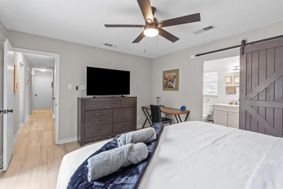 Bed, TV and multimedia, Bedroom
