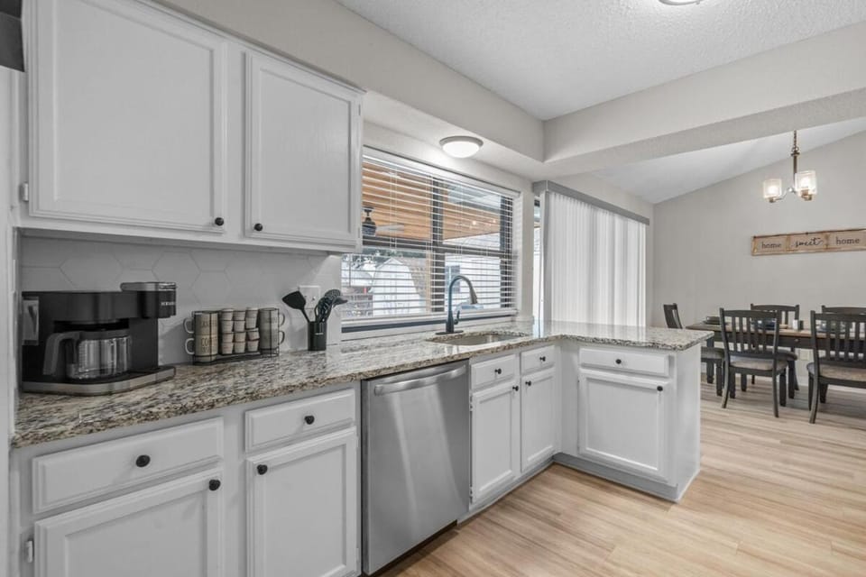 Coffee/tea facilities, Kitchen or kitchenette, Dining area, dishwasher, toaster