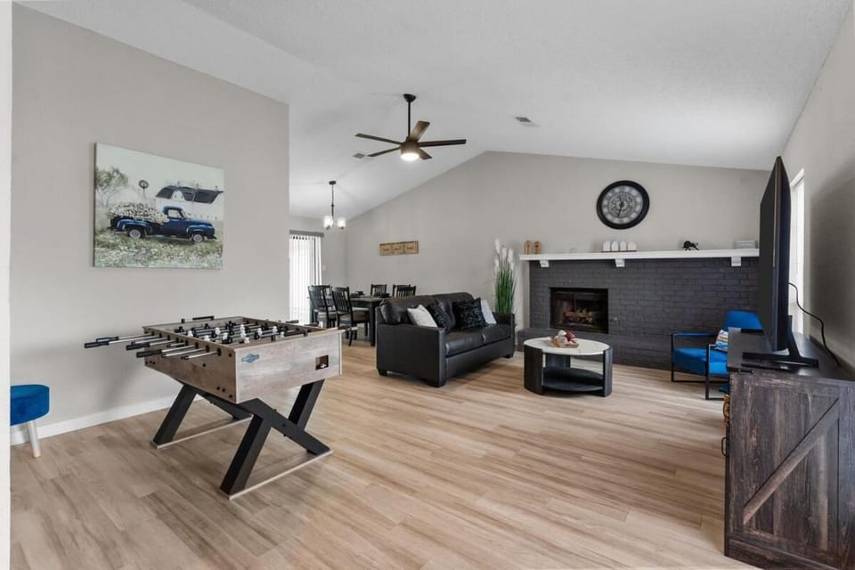 Living room, Seating area, Dining area, fireplace