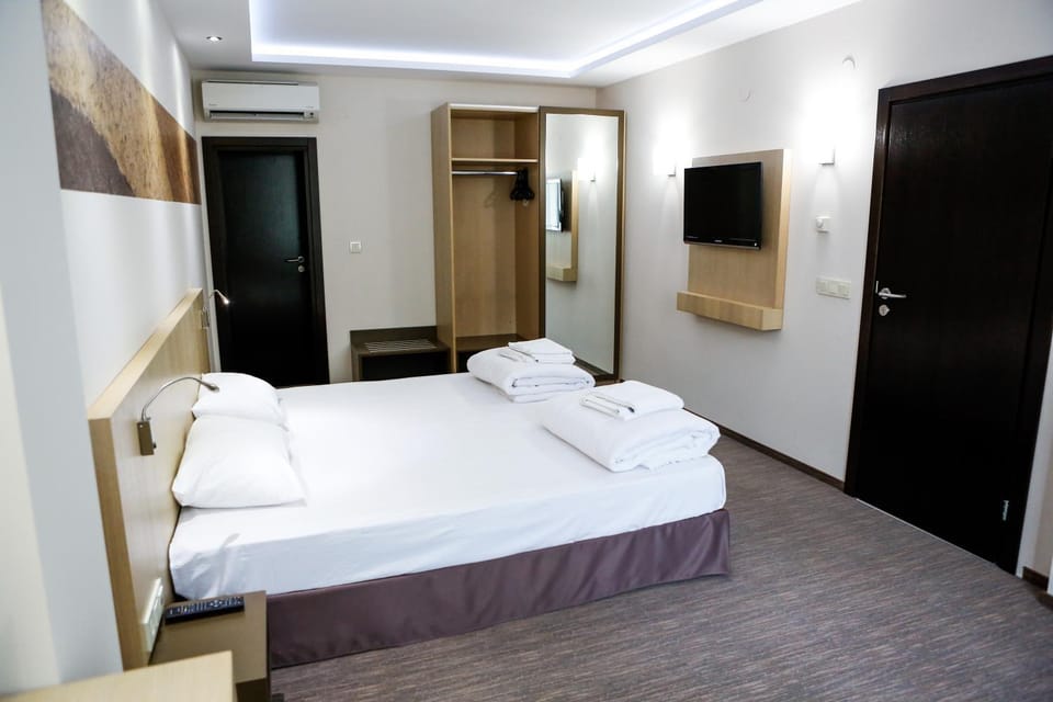Communal lounge/ TV room, Bed, Photo of the whole room, Bedroom, towels, wardrobe