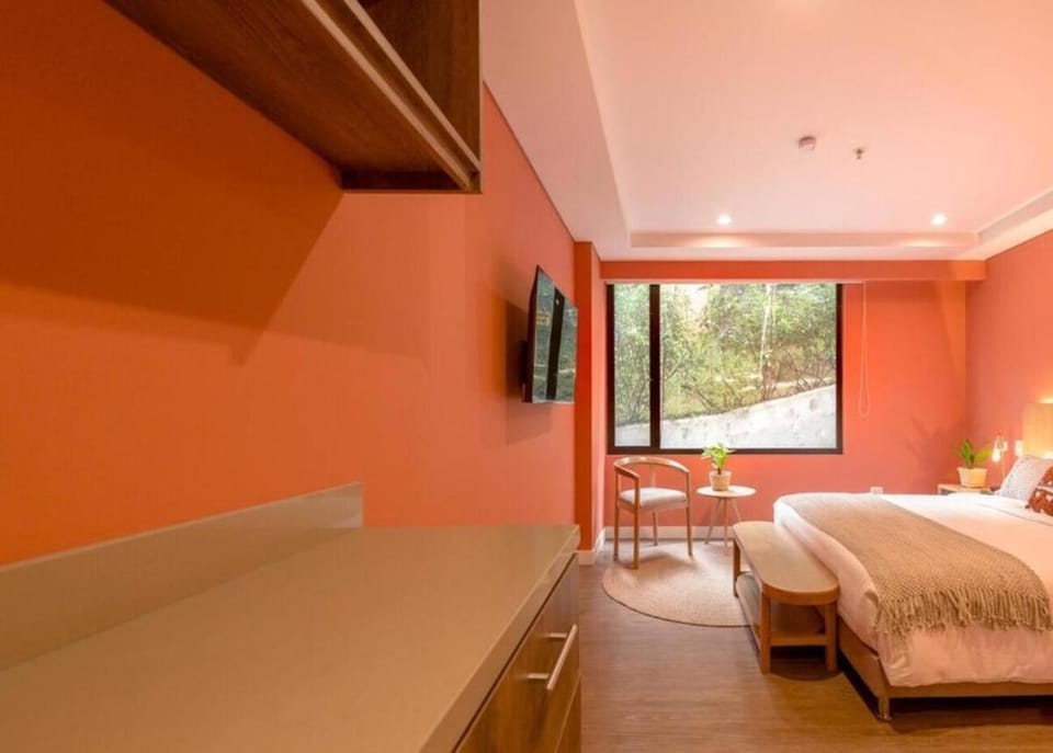 Bed, TV and multimedia, Photo of the whole room, Bedroom