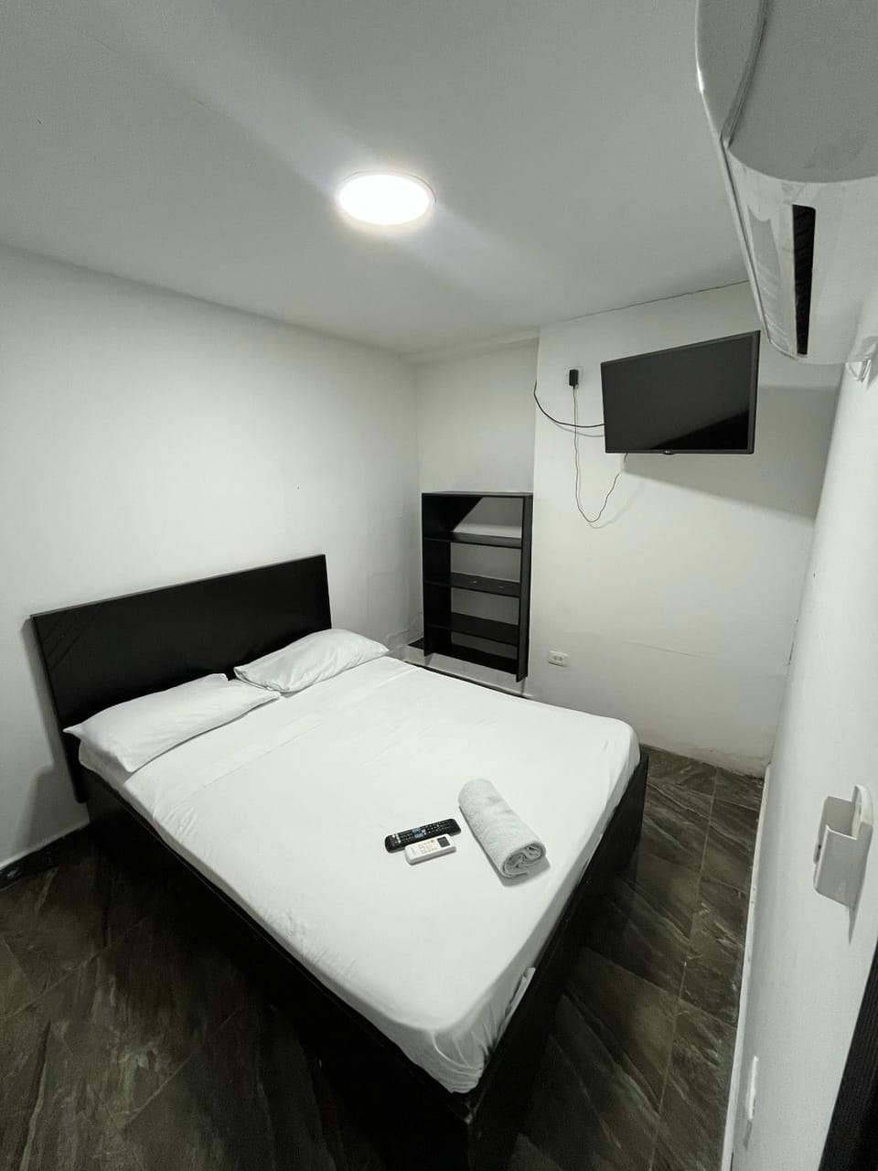 Bed, TV and multimedia, Photo of the whole room, Bedroom, towels