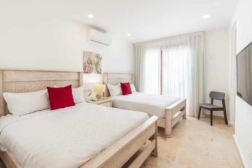 Bed, TV and multimedia, Photo of the whole room, Bedroom