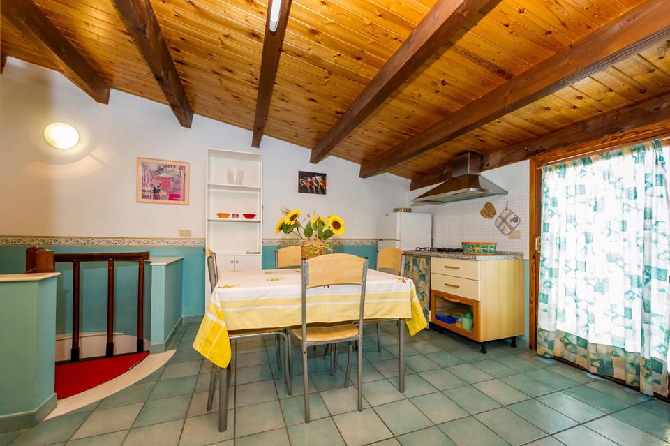 Kitchen or kitchenette, Dining area
