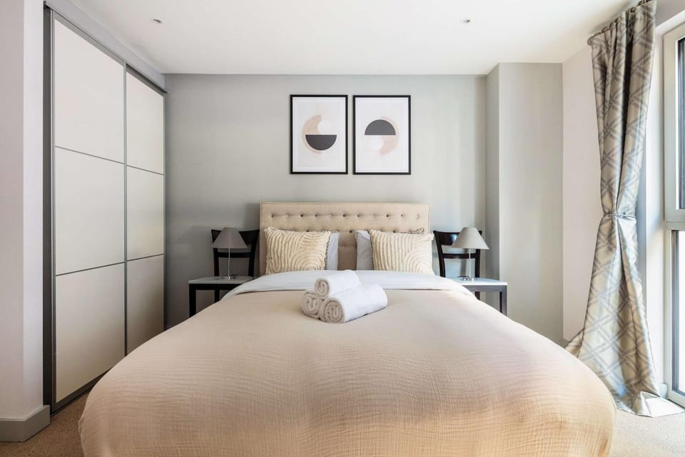 Bed, Bedroom, towels