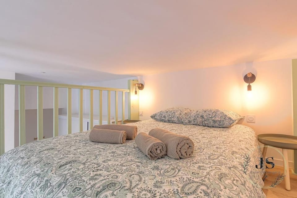 Bed, Bedroom, towels
