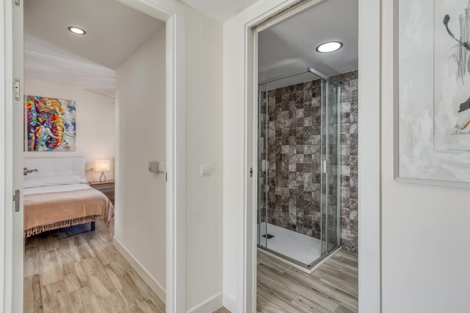Shower, Bed, Bathroom, Photo of the whole room, Bedroom, towels