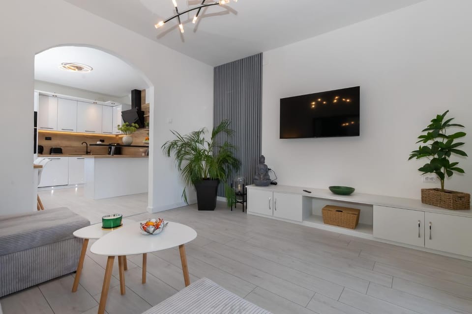 TV and multimedia, Kitchen or kitchenette, Living room, Seating area, Dining area