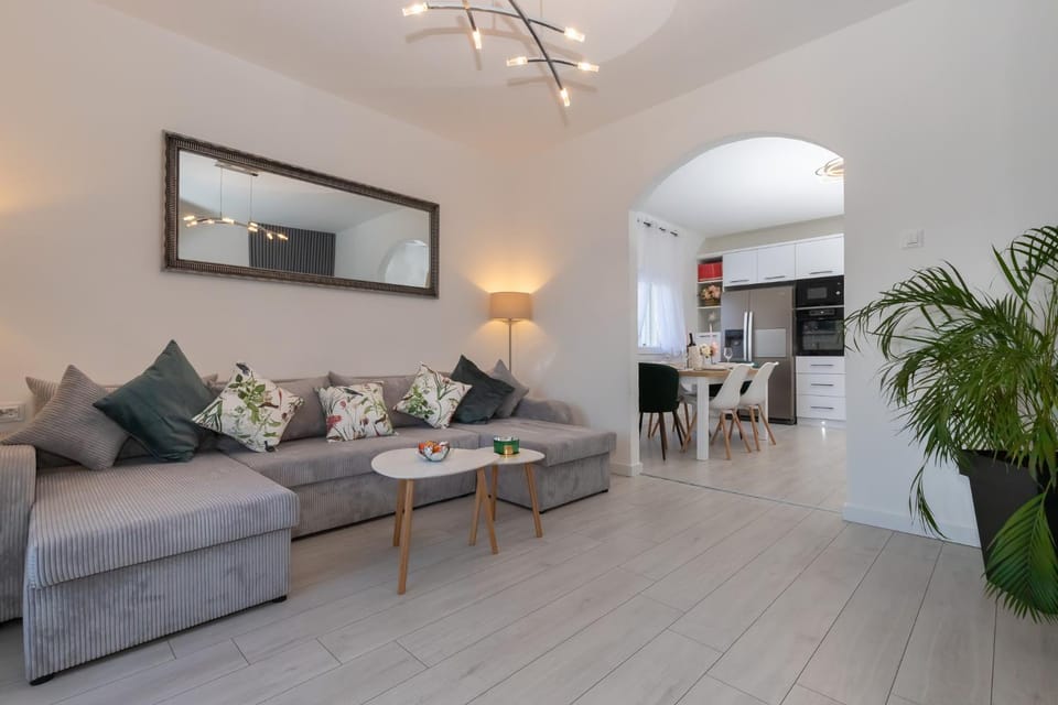 Kitchen or kitchenette, Living room, Seating area, pet friendly