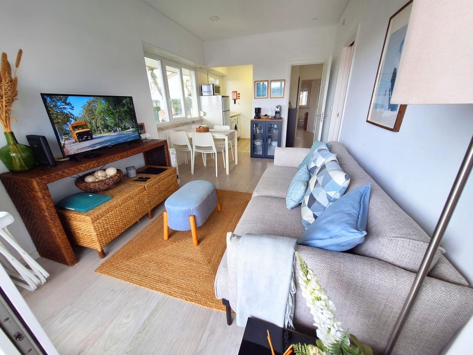 Communal lounge/ TV room, TV and multimedia, Living room, Dining area
