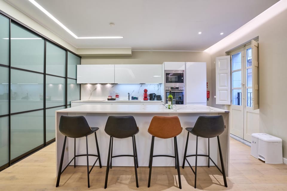 Kitchen or kitchenette, Dining area, oven, stove