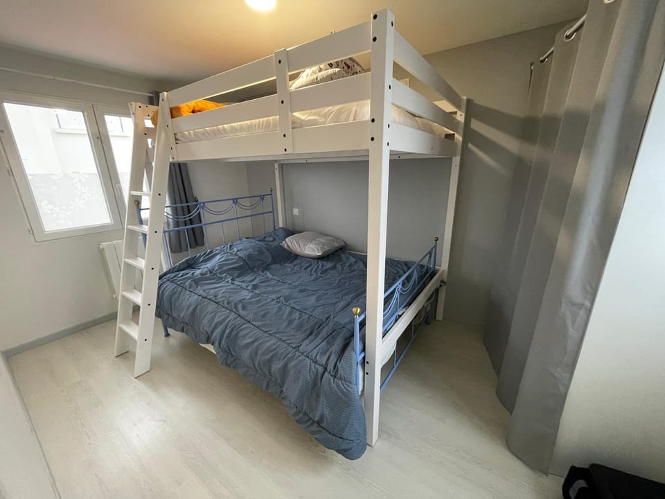 Bed, Photo of the whole room, Bedroom, bunk bed