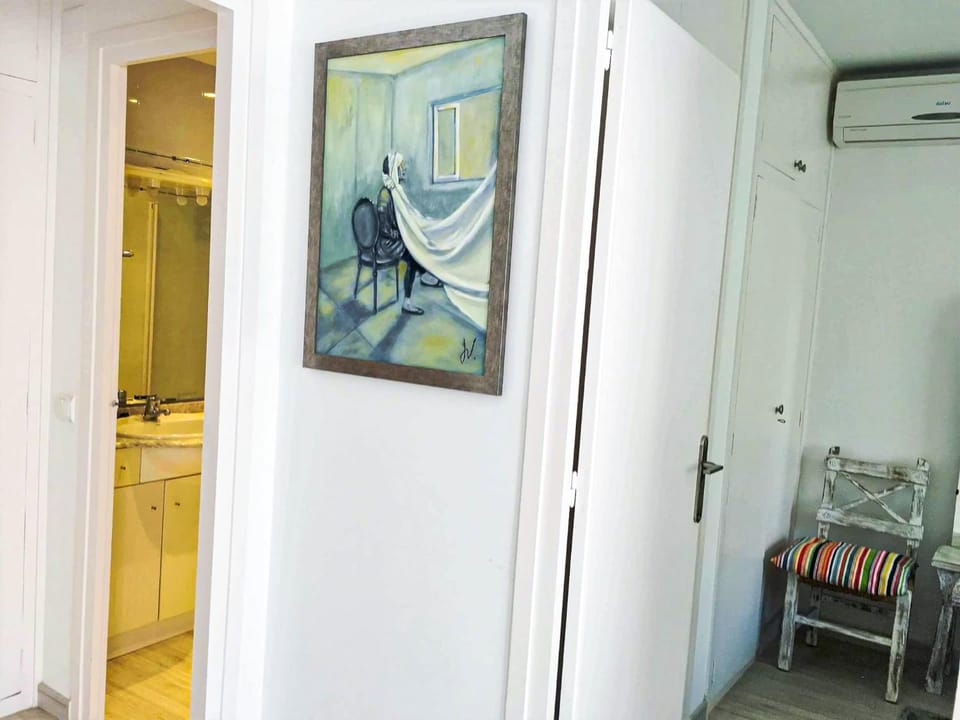 Bathroom, air conditioner