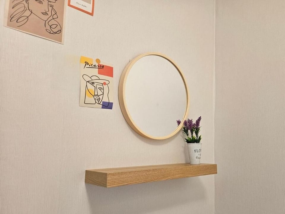 Hongdae 5 minutes, Sangsu Station 2 minutes, Maximum 6 people, 3 queen beds, Free luggage storage Apartment in Seoul