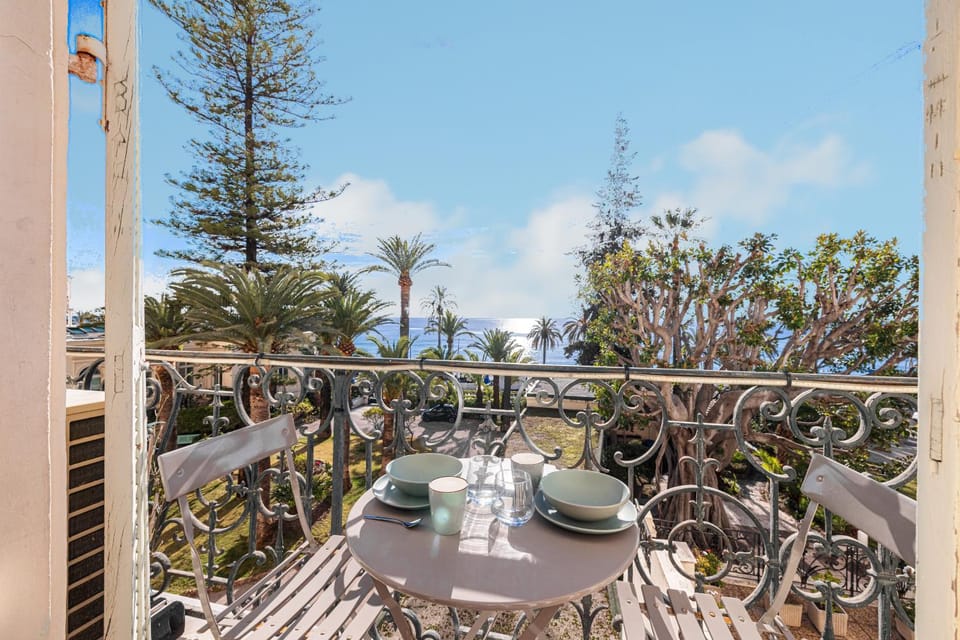 Natural landscape, View (from property/room), Balcony/Terrace, Dining area, Sea view