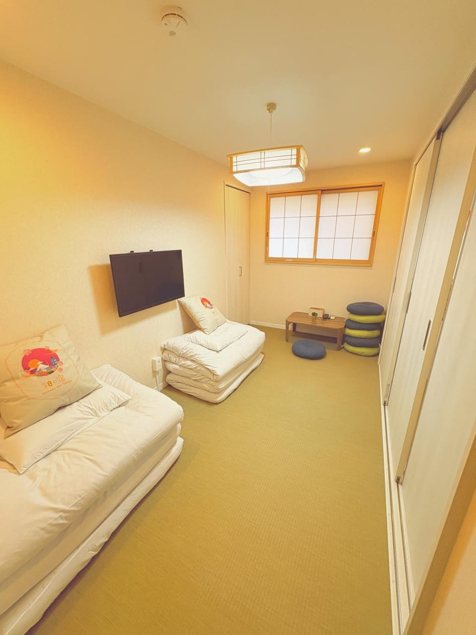 Bed, TV and multimedia, Photo of the whole room, Bedroom, towels