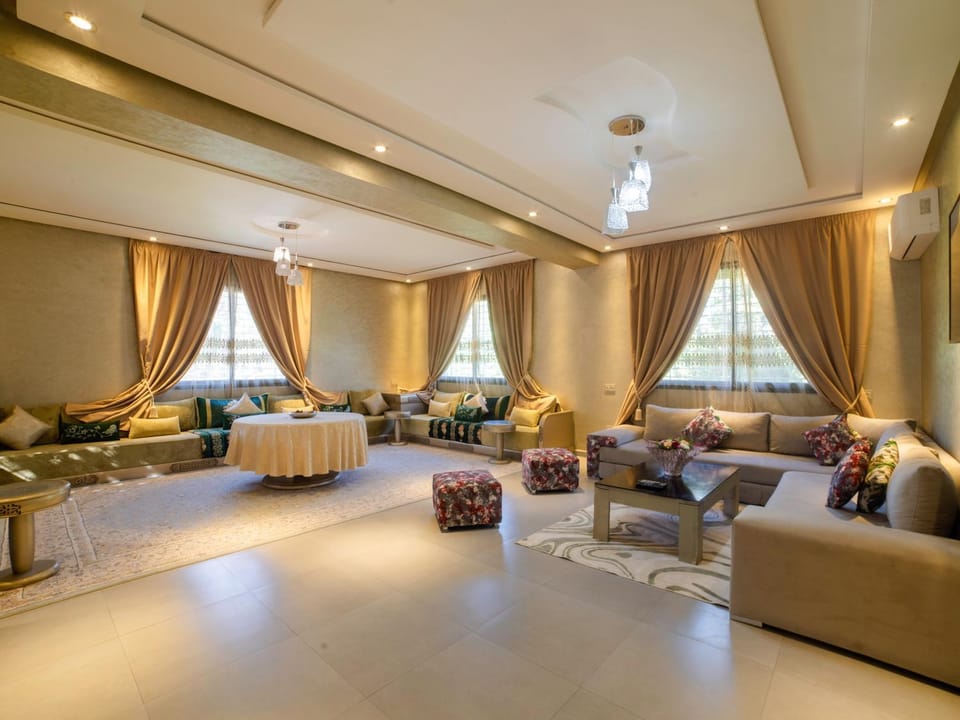 Communal lounge/ TV room, Living room, Seating area
