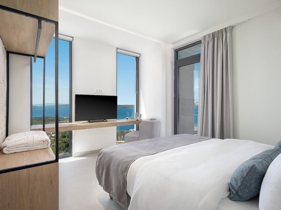 Photo of the whole room, Sea view