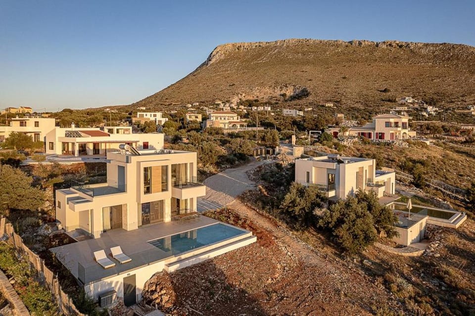 Property building, Bird's eye view, Mountain view, Pool view, Swimming pool