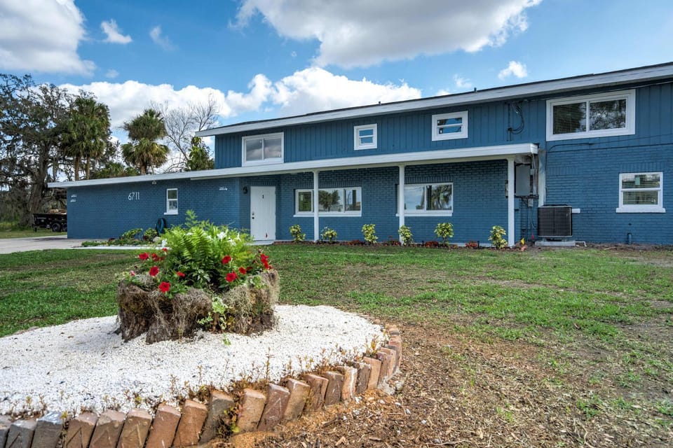 Riverside Luau Tiki Hut Fire Pit & Outdoor Fun Apartment in Florida