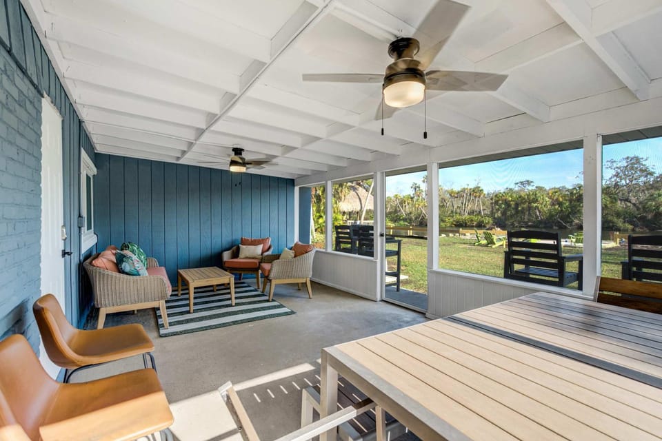Riverside Luau Tiki Hut Fire Pit & Outdoor Fun Apartment in Florida