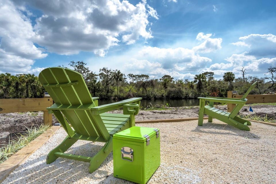Riverside Breeze Tropical Retreat w Tiki Hut&BBQ Apartment in Florida