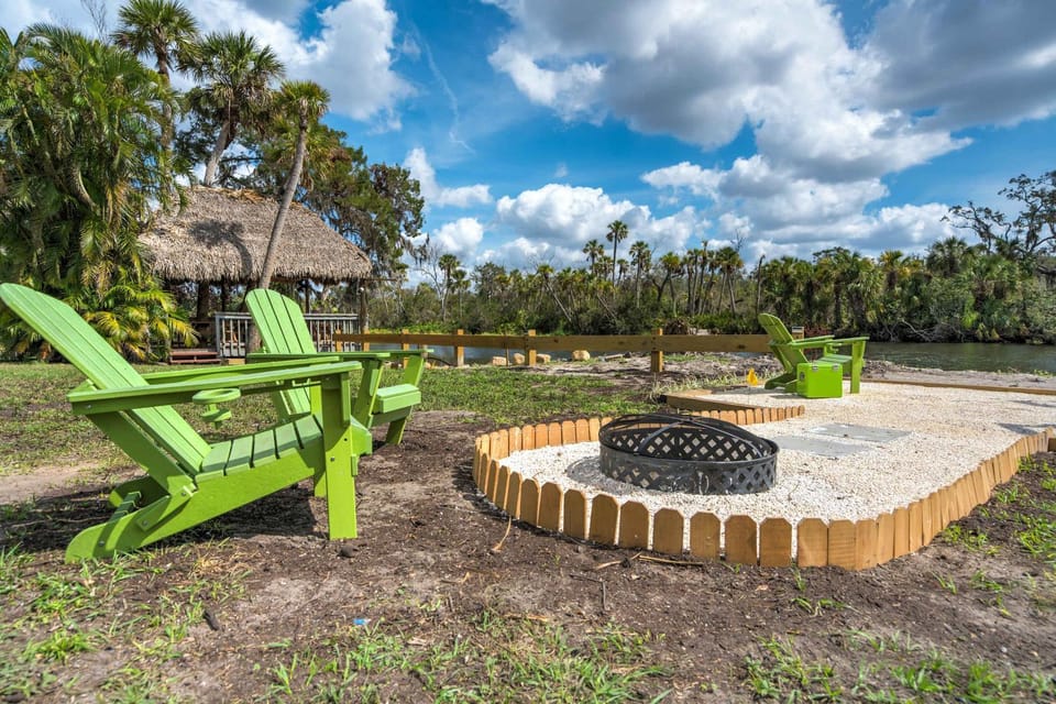 Riverside Hut Cozy Getaway w Tiki Hut & Grill Apartment in Florida