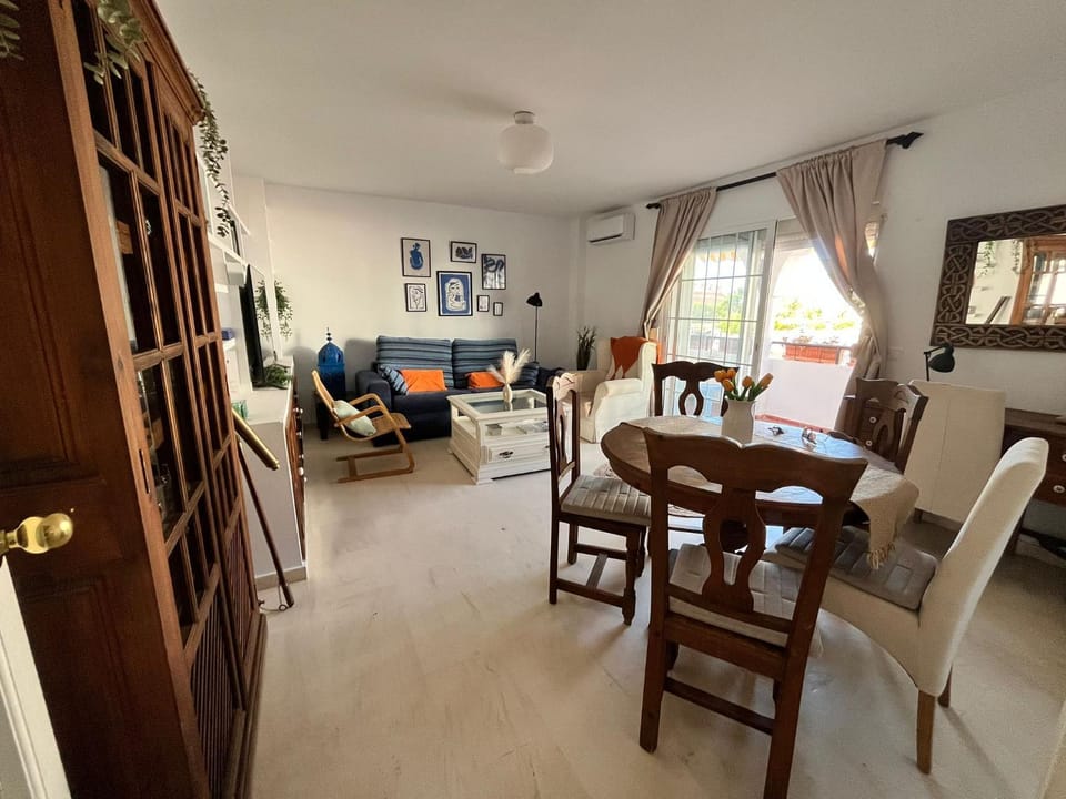 TV and multimedia, Living room, Seating area, Dining area
