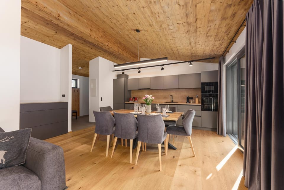 Kitchen or kitchenette, Living room, Seating area, Dining area
