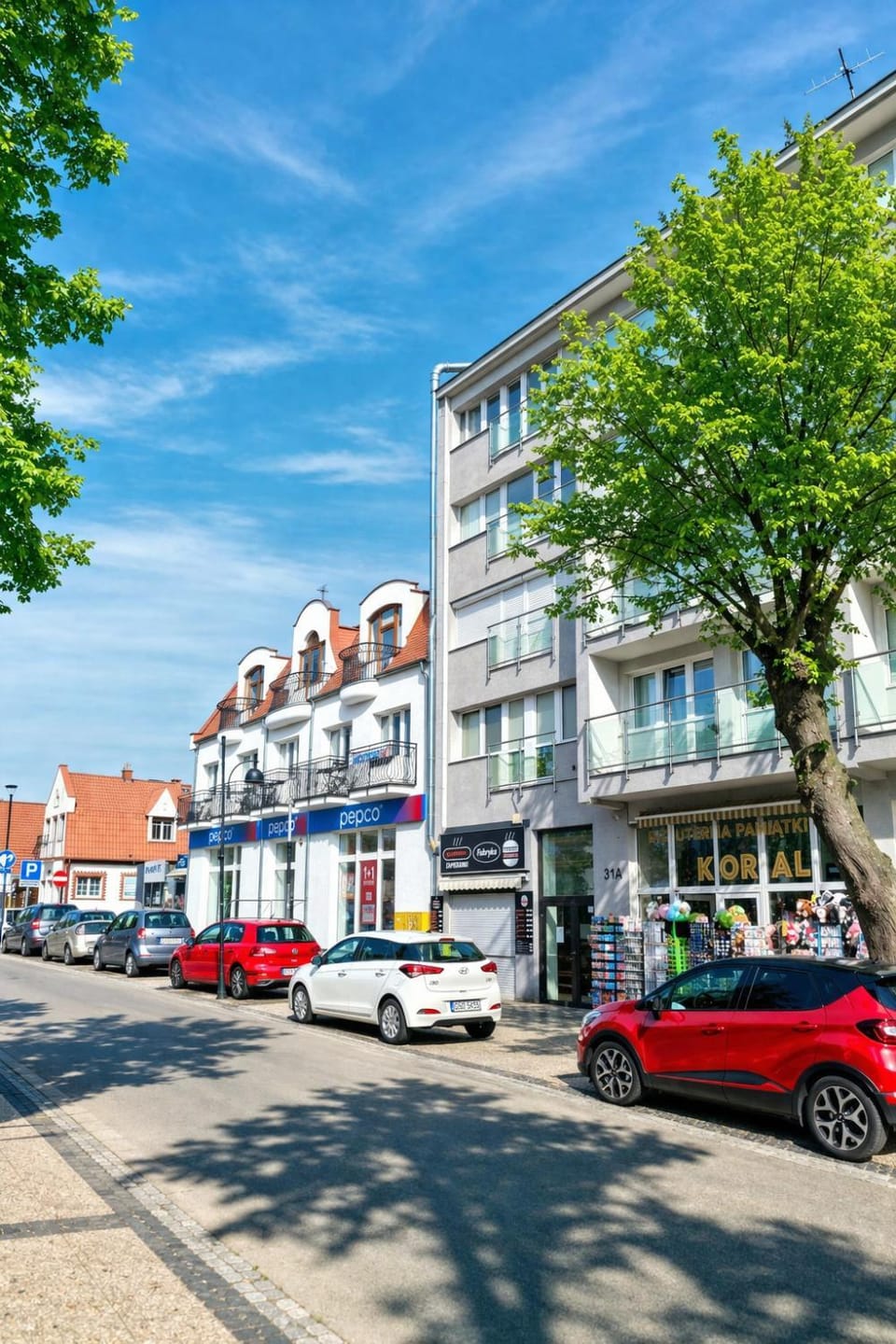 Property building, Restaurant/places to eat, Spring, Day, Neighbourhood, Street view, Location