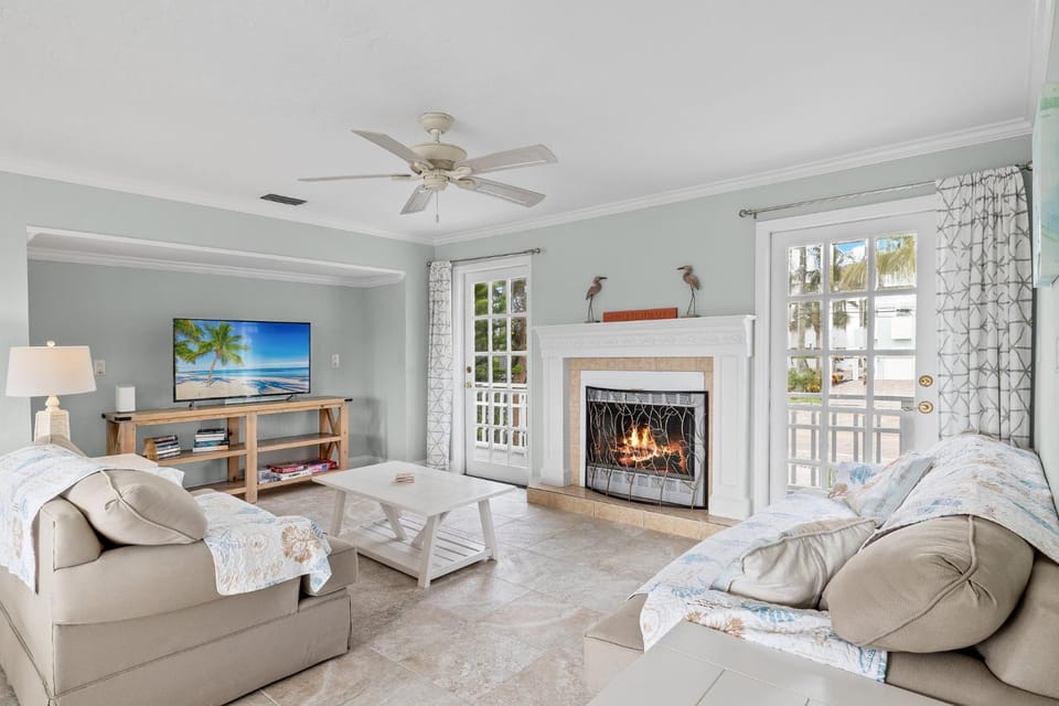Beach Dayz, Walk to Beach, Restaurants, Boat Dock and More House in Bonita Springs