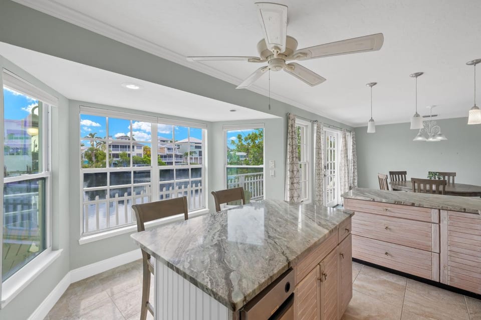 Beach Dayz, Walk to Beach, Restaurants, Boat Dock and More House in Bonita Springs