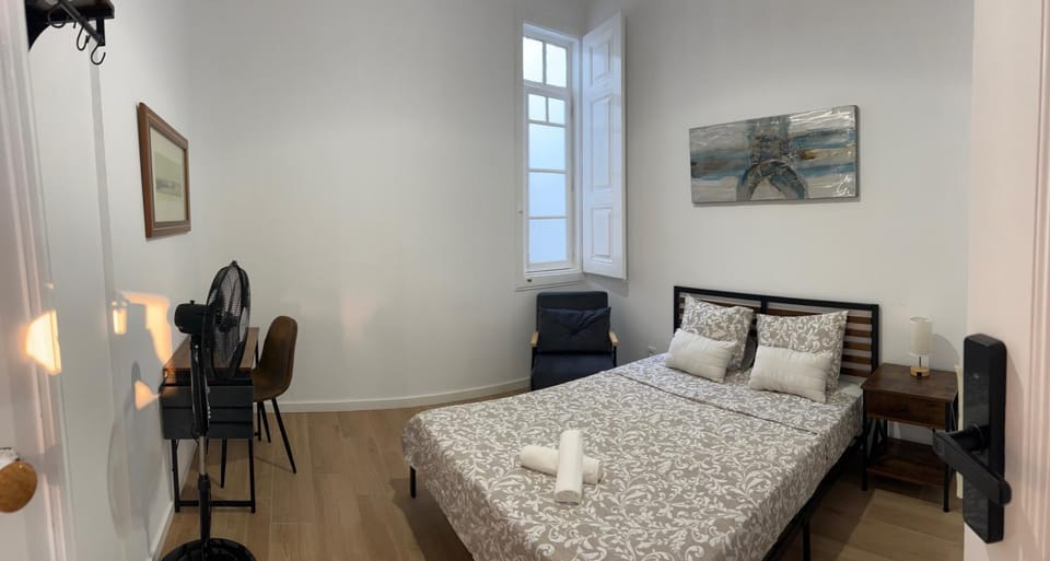 Bed, Photo of the whole room, Bedroom, towels