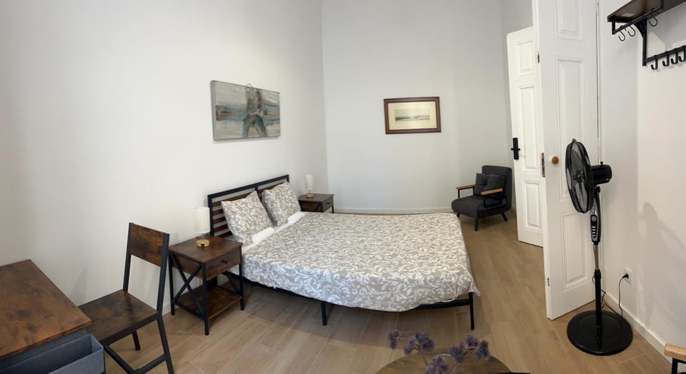 Photo of the whole room, Seating area