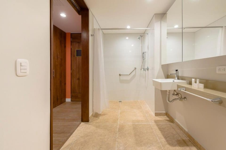 Shower, Toilet, Bathroom, towels