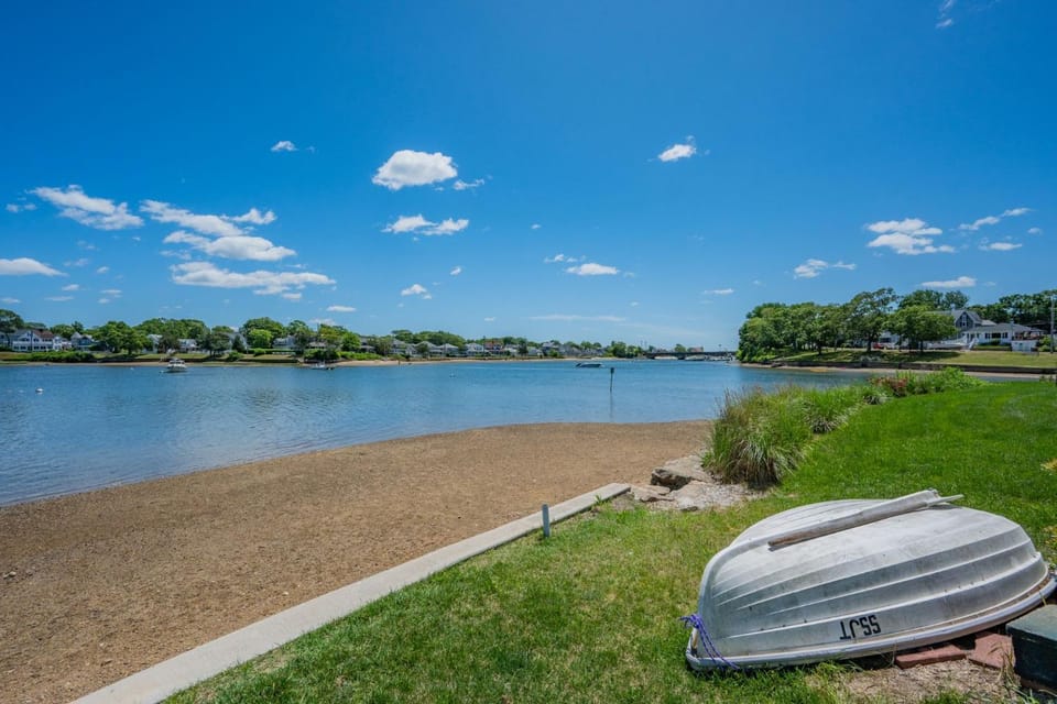The Glam Shack: Waterfront Bliss in Onset House in Onset