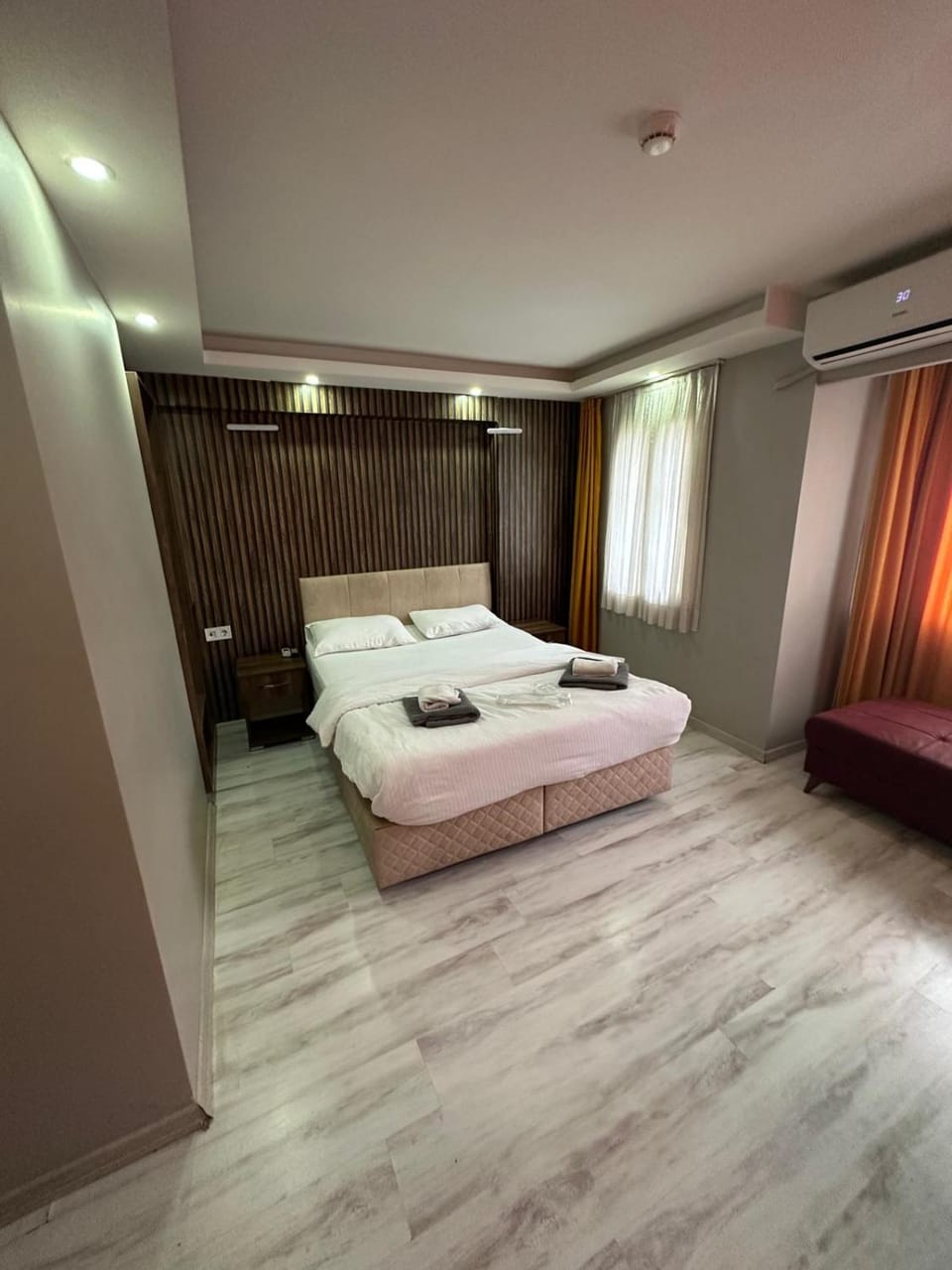 Bed, Bedroom, towels