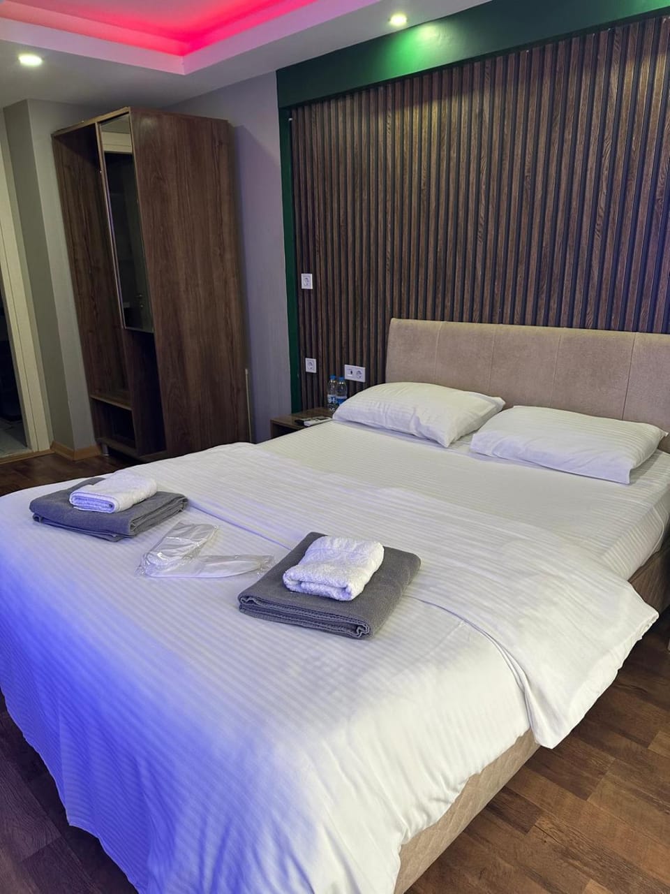 Bed, Bedroom, towels