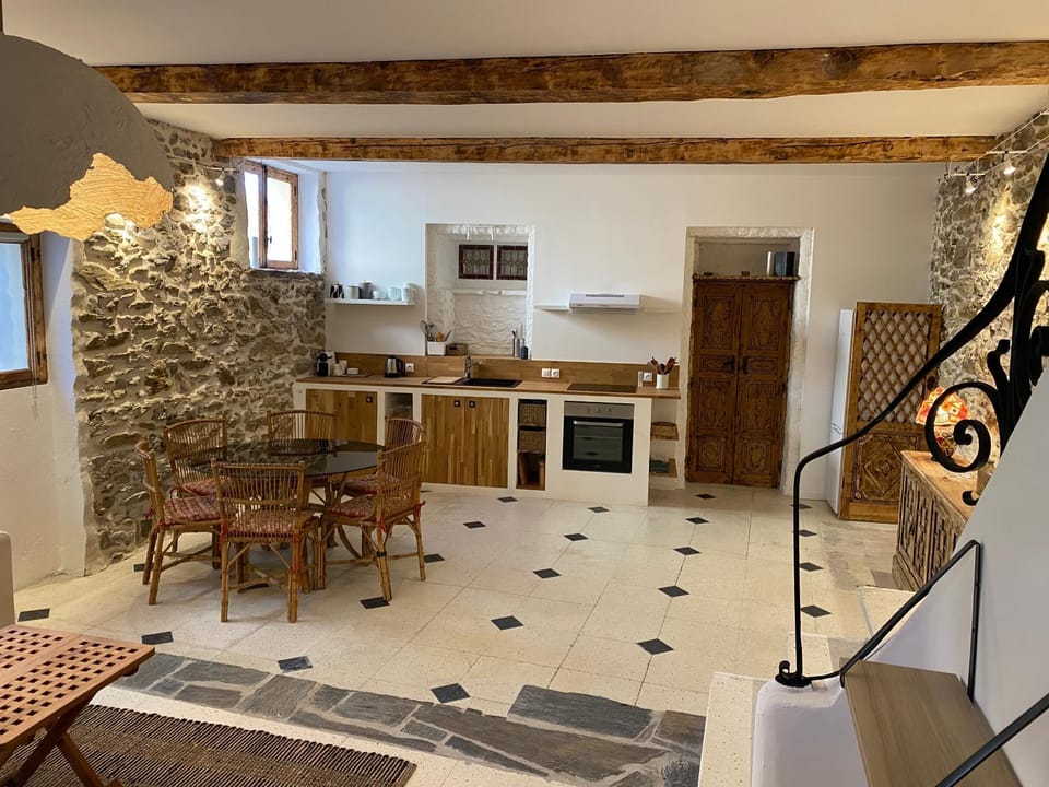 Kitchen or kitchenette, Dining area