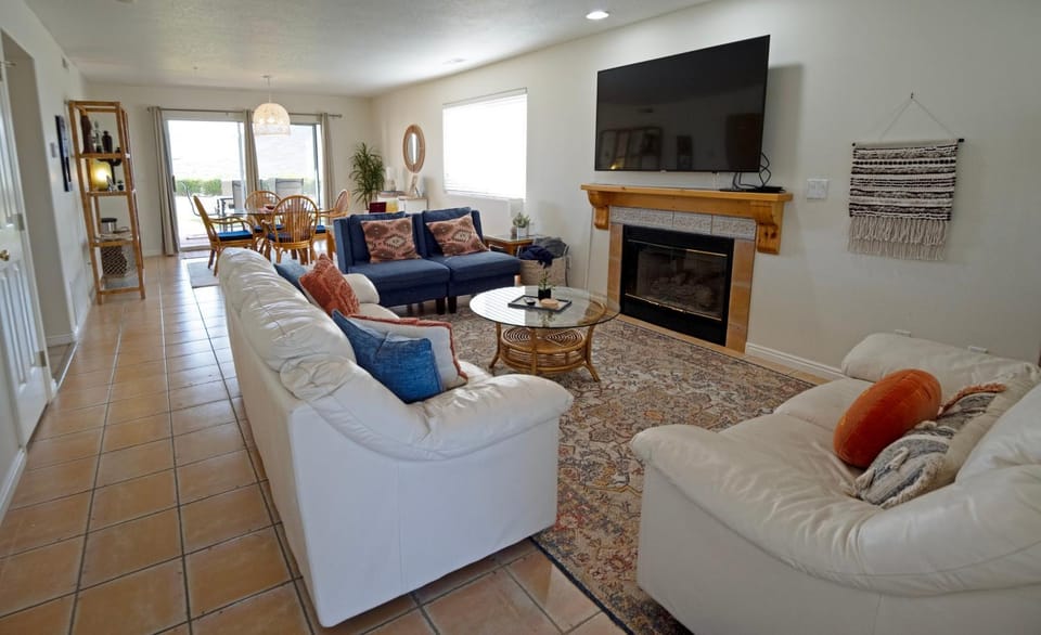 3BR Resort Oasis Pools, Gym & Sunset Views House in St George