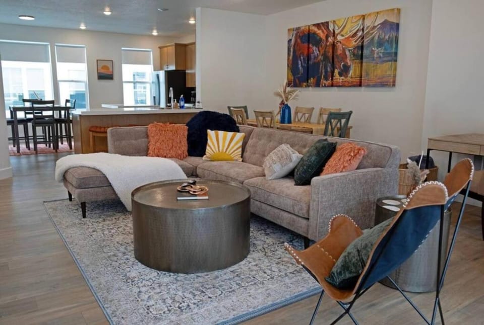 Modern 3BR Retreat Mtn Views & Garage Parking House in Millcreek