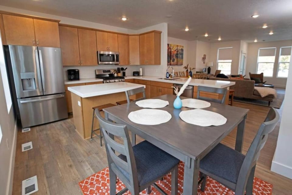 Coffee/tea facilities, Kitchen or kitchenette, Dining area, dishwasher, oven, stove