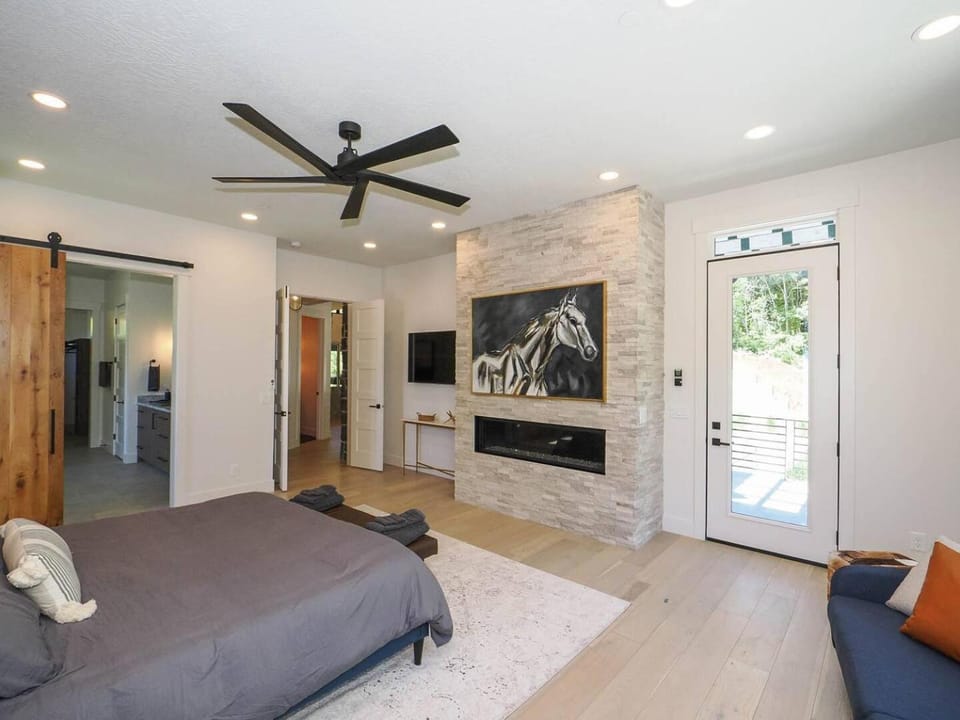 Modern 4BR Mountain Retreat BBQ Outdoor Dining House in Sundance