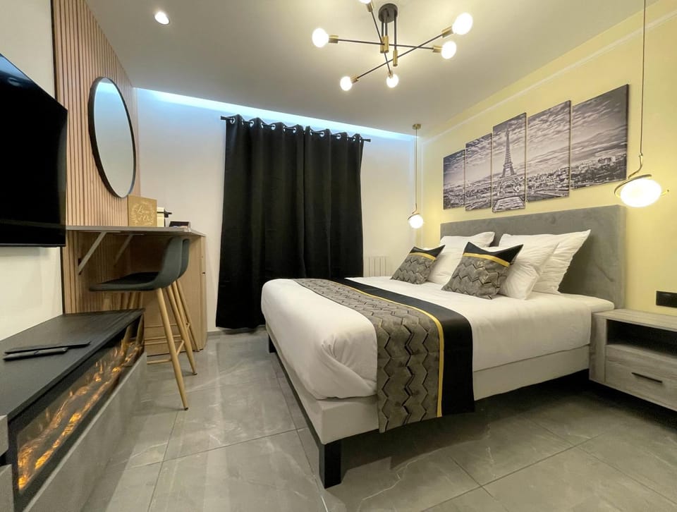 Bed, TV and multimedia, Photo of the whole room, Bedroom, fireplace