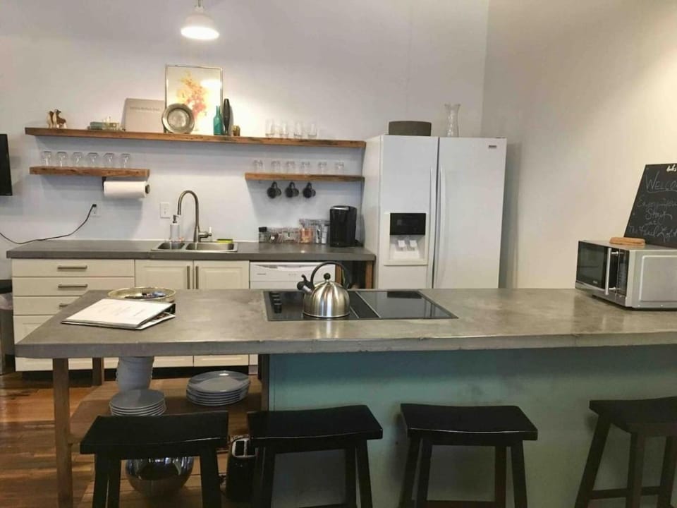 Coffee/tea facilities, Kitchen or kitchenette, Dining area, oven, stove, toaster