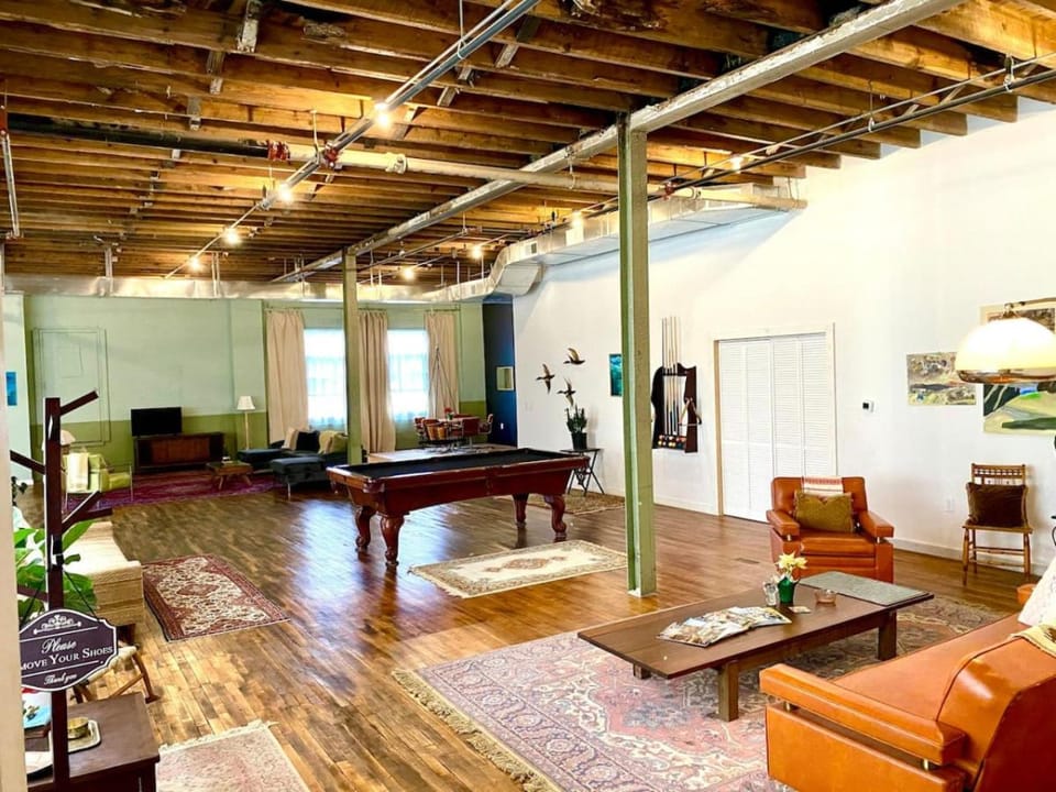 Billiard, Living room, Seating area