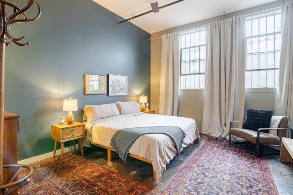 Bed, Photo of the whole room, Seating area, Bedroom