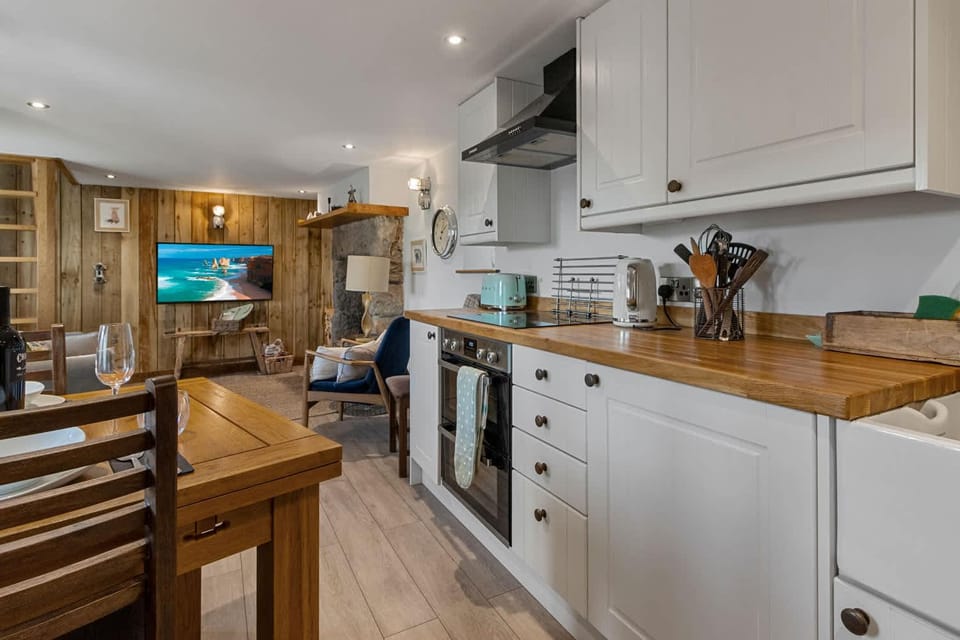 TV and multimedia, Living room, Decorative detail, Decorative detail, Seating area, Dining area, Pets, oven, pet friendly, stove